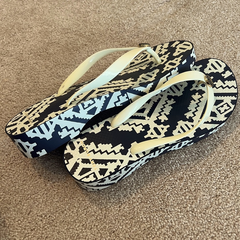 Tory Burch navy/cream wedge sandal size 11 like new RARE GEO pattern!